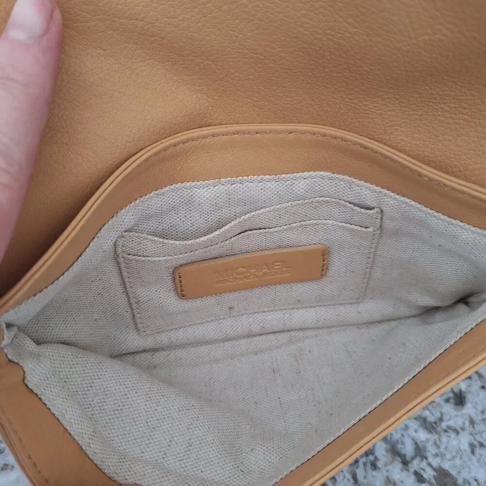 Michael Kors Beige leather purse clutch wristlet‎